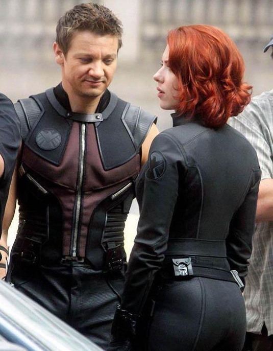 Jeremy-Renner-Scarlett-Johansson-Avengers