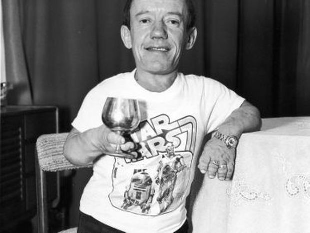 kenny-baker-in-star-wars-t-shirt-1977-getty-thumb